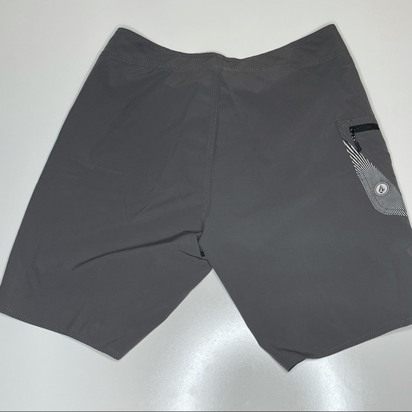 Size 34" Volcom 4 Way Stretch Gray-Black Board Shorts - Picture 3 of 3
